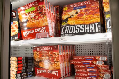 Los Angeles, California, ABD - 03-18-2021: Yerel bir bakkalda sergilenen birkaç kutu DiGiorno dondurulmuş pizzanın görüntüsü.