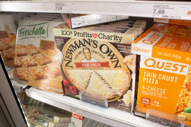 Los Angeles, California, ABD - 03-18-2021: Yerel bir bakkalda sergilenen çok sayıda dondurulmuş pizzanın popüler bir görüntüsü.