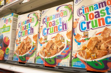 Los Angeles, Kaliforniya, ABD - 03-18-2021: Yerel bir bakkalda sergilenen birkaç kutu General Mills Tarçınlı Tost Gevreği manzarası.