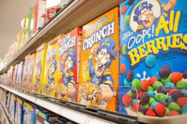Los Angeles, California, ABD - 03-18-2021: Yerel bir markette sergilenen Cap 'N Crunch gevreğinin çeşitli kutuları ve çeşitleri.
