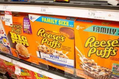 Los Angeles, Kaliforniya, ABD - 03-18-2021: Yerel bir bakkalda sergilenen birkaç paket General Mills Reese 's Puffs gevreği.