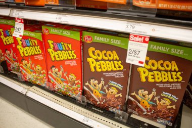 Los Angeles, California, ABD - 03-18-2021: Yerel bir bakkalda sergilenen Post Fruity Pebbles ve Cocoa Pebbles tahıl gevrekleri.