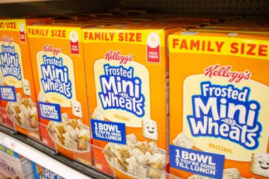 Los Angeles, California, ABD - 03-18-2021: Yerel bir bakkalda sergilenen Kellogg 's Frosted Mini Wheats mısır gevreği kutularının manzarası.