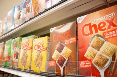 Los Angeles, Kaliforniya, ABD - 03-18-2021: Yerel bir bakkalda sergilenen çeşitli General Mills Chex mısır gevreği kutularının görüntüsü.