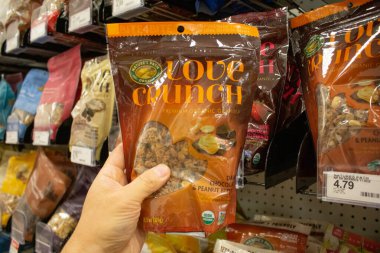 Los Angeles, California, ABD - 03-18-2021: Yerel bir markette sergilenmekte olan Doğanın Yolu Organik Aşk Gevreği paketini tutan bir elin görüntüsü.