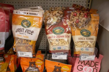 Los Angeles, California, ABD - 03-18-2021: Yerel bir bakkalda sergilenen Doğanın Yolu Organik granola ürünlerinin çeşitli paketlerine bir bakış.