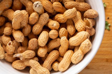 Kabuklarındaki bir kase fıstığın yukarıdan görünüşü..