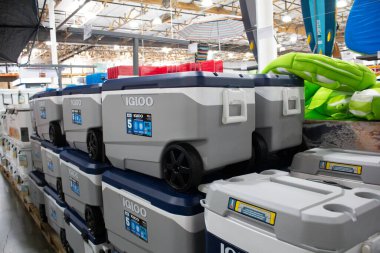 Los Angeles, Kaliforniya / ABD - 07 / 22 / 2020: Yerel büyük bir markette sergilenen çok sayıda büyük Igloo buz soğutucusunun manzarası.
