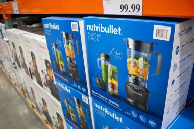 Los Angeles, California, ABD - 04-06-2021: Yerel büyük bir markette sergilenmekte olan birkaç kutu Nutribullet blender kombinasyonu.