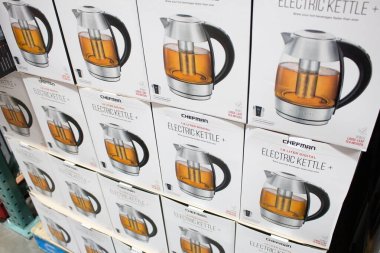 Los Angeles, California, ABD - 04-06-2021: Yerel büyük bir markette sergilenen birkaç paket Şef elektrikli çaydanlık manzarası.