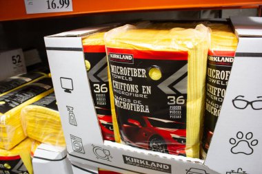 Los Angeles, California, ABD - 04-06-2021: Yerel bir Costco mağazasında sergilenen Kirkland İmza mikrofiber havlularının çeşitli paketlerinin görüntüsü.