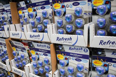 Los Angeles, California, ABD - 04-06-2021: Arabanızı Yenileme Hava Temizleme Havalandırma Klipleri 'nin çeşitli paketleri, yerel bir büyük market vitrininde sergilenmektedir.