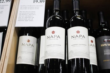 Los Angeles, California, ABD - 04-06-2021: Yerel bir bakkalda sergilenen birkaç şişe Napa Cellars Cabernet Sauvignon şarabının görüntüsü.