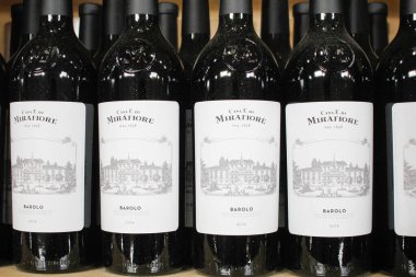 Irvine, California / ABD - 09 / 01 / 2020: Yerel büyük bir markette sergilenen çok sayıda Casa E. di Mirafiore Barolo şarabının manzarası.