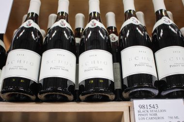 Los Angeles, California, ABD - 04-06-2021: Yerel bir bakkalda sergilenen birkaç şişe Diora 2018 La Petite Grace pinot noir şarabı.