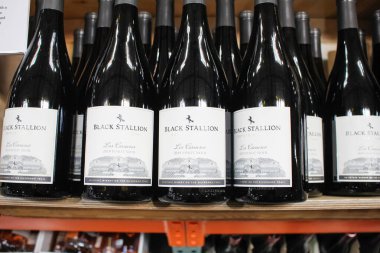 Los Angeles, California, ABD - 04-06-2021: Yerel bir bakkalda sergilenen birkaç şişe Black Stallion pinot noir 2019 şarabının görüntüsü.