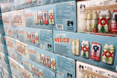 Los Angeles, California, ABD - 04-06-2021: Yerel büyük bir markette sergilenen çeşitli Cervezas de Mexico bira kutularının manzarası.