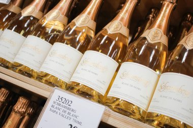 Los Angeles, California, ABD - 08-24-2021: Birkaç şişe Schramsberg Blanc de Noirs Brut Vintage 2016 şarabının görüntüsü, yerel bir bakkalda sergileniyor.