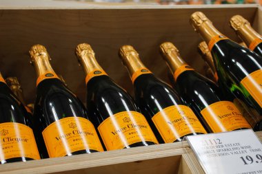 Los Angeles, California, ABD - 04-06-2021: Yerel bir bakkalda sergilenmekte olan bir kaç şişe Veuve Clicquot Champagne manzarası.