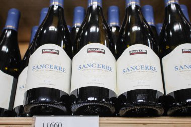 Los Angeles, California, ABD - 05-23-2021: Birkaç şişe Kirkland İmza Sancerre şarabı 2019 yerel bir Costco mağazasında sergileniyor.