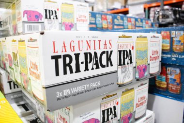 Los Angeles, California, ABD - 04-06-2021: Yerel büyük bir markette sergilenen çok sayıda Lagunitas Tri-Pack birasının görüntüsü.