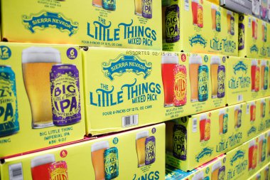 Los Angeles, California, ABD - 04-06-2021: Sierra Nevada 'nın çeşitli olaylarının görüntüsü The Little Things mix Pack birası, yerel bir büyük market vitrininde sergileniyor.