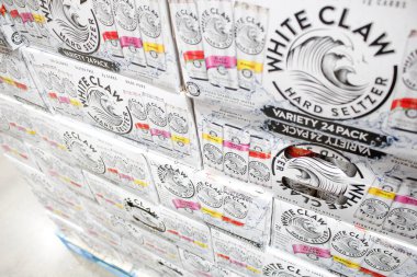 Los Angeles, California, ABD - 04-06-2021: Yerel büyük bir markette sergilenen çok sayıda beyaz pençe sert maden suyu içeceği manzarası.