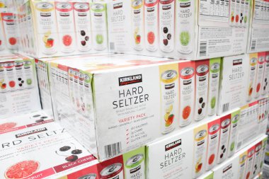 Los Angeles, California, ABD - 04-06-2021: Yerel bir Costco mağazasında sergilenen çok sayıda Kirkland İmza sert maden suyu kutusunun görüntüsü.