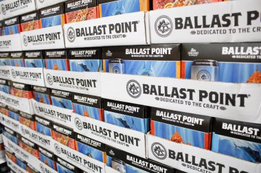 Los Angeles, California, ABD - 04-06-2021: Yerel büyük bir markette sergilenen çok sayıda Ballast Point birasının görüntüsü.