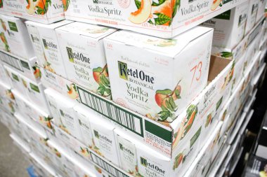 Los Angeles, California, ABD - 04-06-2021: Yerel büyük bir markette sergilenen çok sayıda Ketel One botanik votka sprey içeceklerinin manzarası.