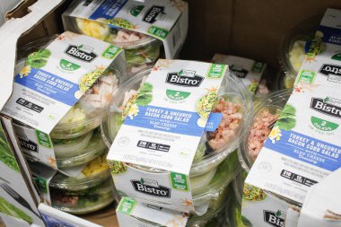 Los Angeles, California, ABD - 04-06-2021: Pac Bistro Turkey ve Tedavi Edilmemiş Pastırma Cobb Salatası 'nın çeşitli paketleri yerel büyük bir markette sergileniyor.