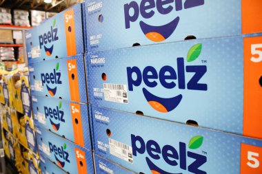 Los Angeles, California, ABD - 04-06-2021: Yerel büyük bir markette sergilenen çok sayıda Peelz mandalina kutusunun görüntüsü.