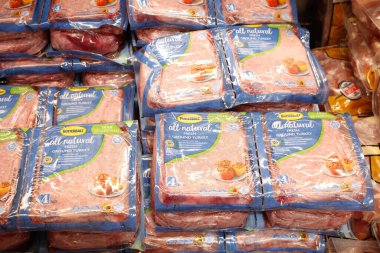 Los Angeles, California, ABD - 04-06-2021: Yerel bir bakkalda sergilenmekte olan bir çok Butterball taze hindi paketinin görüntüsü.