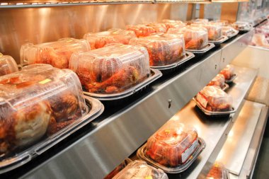 Los Angeles, Kaliforniya, ABD - 04-06-2021: Yerel bir Costco mağazasında görülen Kirkland İmza Kızartma Tavuğu dolu daha sıcak rafların manzarası.