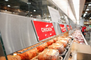 Los Angeles, California, ABD - 04-06-2021: Yerel bir Costco mağazasında görülen Kirkland İmza Tavuk Paket Sergisi manzarası.