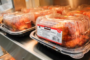 Los Angeles, California, ABD - 04-06-2021: Yerel bir Costco mağazasında sergilenen çok sayıda Kirkland İmza tavuk paketinin manzarası.