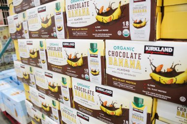 Los Angeles, California, ABD - 04-06-2021: Yerel bir Costco mağazasında sergilenen Kirkland İmza organik çikolatalı badem içeceği manzarası.