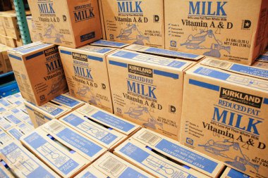 Los Angeles, California, ABD - 04-06-2021: Kirkland İmza sayısındaki çok sayıda yağ sütü - A vitamini ve D vitamini, yerel bir Costco mağazasında sergileniyor.