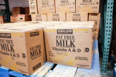 Los Angeles, Kaliforniya, ABD - 04-06-2021: Yerel bir Costco mağazasında sergilenmekte olan çok sayıda Kirkland İmzalı Yağsız Süt ve D Vitamini manzarası.