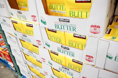 Los Angeles, California, ABD - 04-06-2021: Yerel bir Costco mağazasında sergilenen çok sayıda Kirkland İmza tuzsuz krema yağının manzarası.