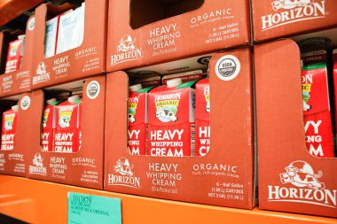 Los Angeles, California, ABD - 04-06-2021: Yerel büyük bir markette sergilenen birkaç karton Horizon Organik ağır kırbaç kremi manzarası.