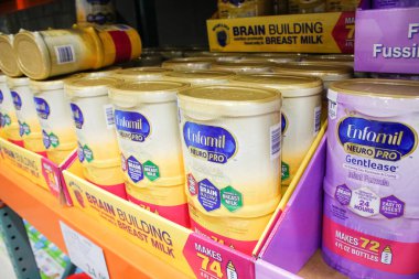Los Angeles, California, ABD - 04-06-2021: Enfamil NöroPro 'nun çeşitli konteynırları yerel bir büyük market vitrininde sergileniyor.