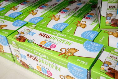 Los Angeles, California, ABD - 04-06-2021: Orgain Kids Protein içecek kutuları yerel büyük bir markette sergileniyor.