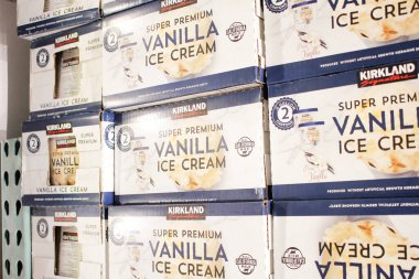 Los Angeles, California, ABD - 04-06-2021: Yerel bir Costco mağazasında sergilenen Kirkland İmza süper kaliteli vanilyalı dondurmanın çok sayıda görüntüsü.