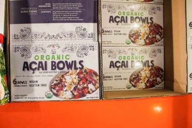 Los Angeles, California, ABD - 04-06-2021: Yerel büyük bir markette sergilenen dövmeli şefin dondurulmuş acai kaseleri manzarası.