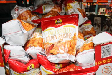 Los Angeles, California, ABD - 04-06-2021: Yerel bir bakkalda sergilenen Sun-Maid acılı kuru üzümlerinin çeşitli paketlerinin görüntüsü.