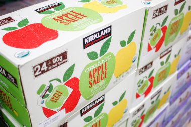 Los Angeles, California, ABD - 04-06-2021: Kirkland İmza Organik Elma Sosu 'nun yerel bir Costco' da sergilendiği birkaç vakanın görüntüsü.