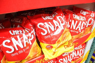Los Angeles, California, ABD - 04-06-2021: Yerel bir bakkalda sergilenen çeşitli Cheez-It bisküvilerinin manzarası.