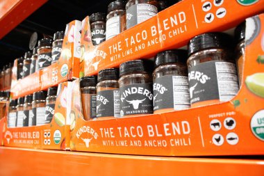 Los Angeles, California, ABD - 04-06-2021: Kinder 'in Taco Harmanı çeşnisinin birkaç kavanozunun görüntüsü, yerel bir büyük market vitrininde sergileniyor.