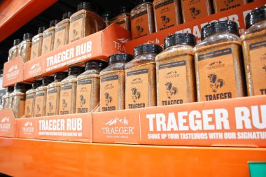 Los Angeles, California, ABD - 04-06-2021: Traeger baharatının çok sayıda konteynırı, yerel büyük bir market vitrininde sergileniyor.